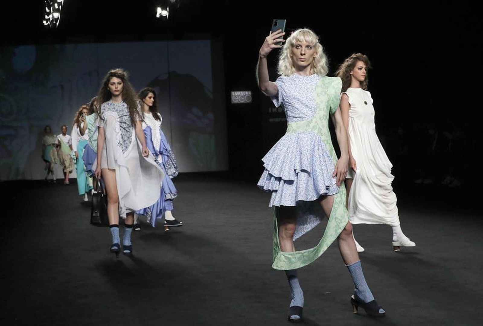 Modelos del diseñador Robert Rodríguez sobre la pasarela de la Fashion Week Madrid