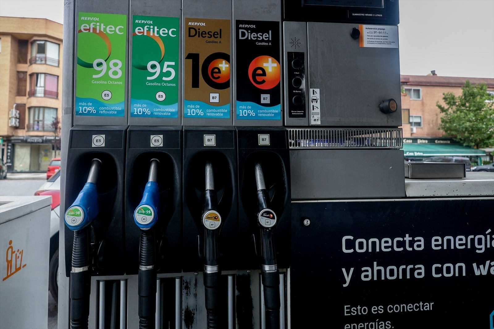 Caen los precios de los carburantes a las puertas de la primera 'Operación salida' de agosto