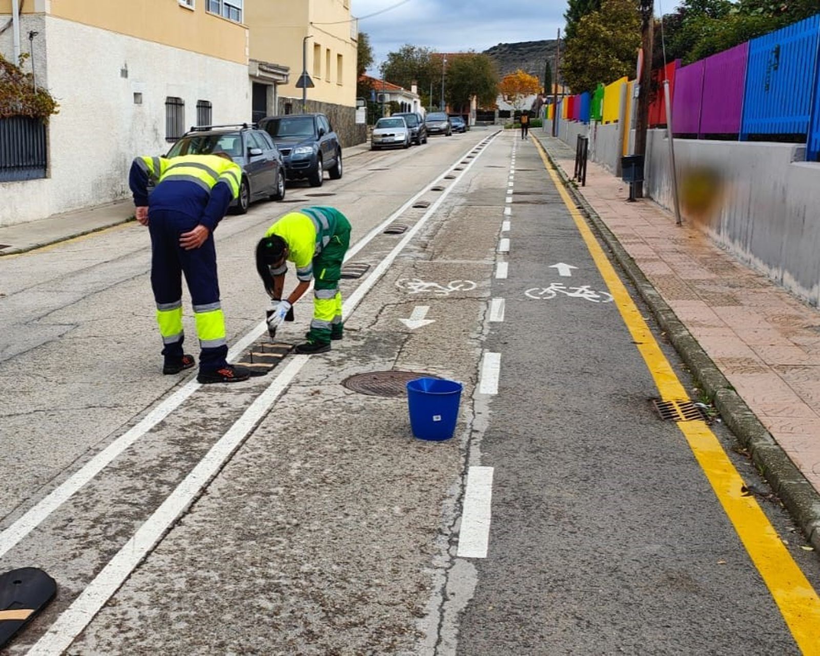 Desmontaje de los separadores del carril bici en Torres de la Alameda