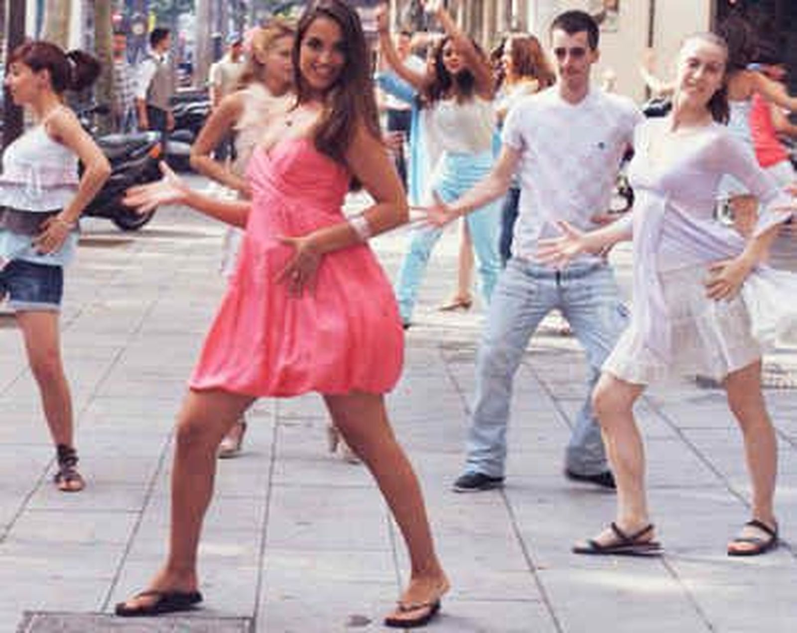 Un centenar de personas bailan por el próximo Día Internacional de la Mujer