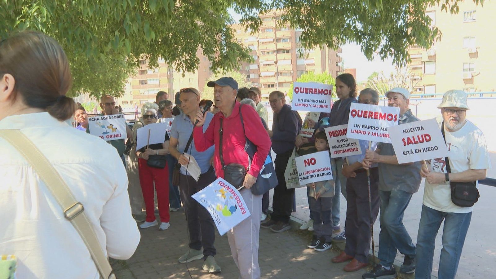 Valdezarza protesta contra la suciedad de sus calles que "deteriora el entorno"
