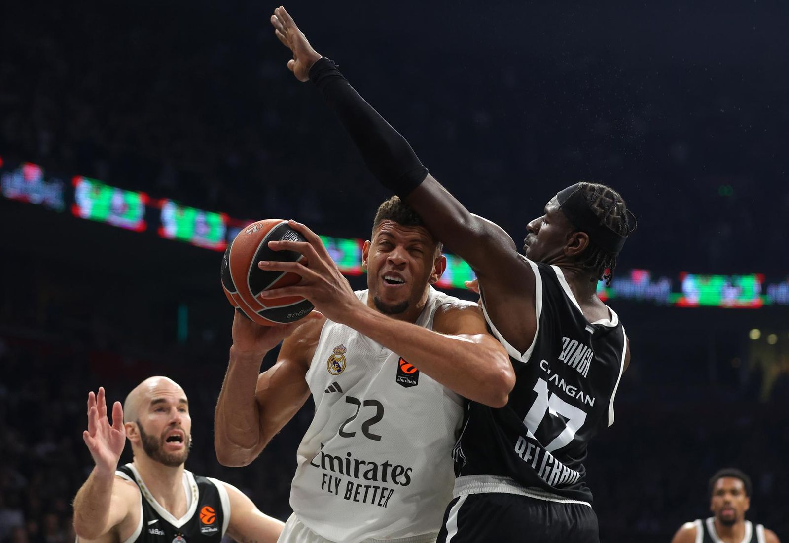 Tavares ante el Partizán
