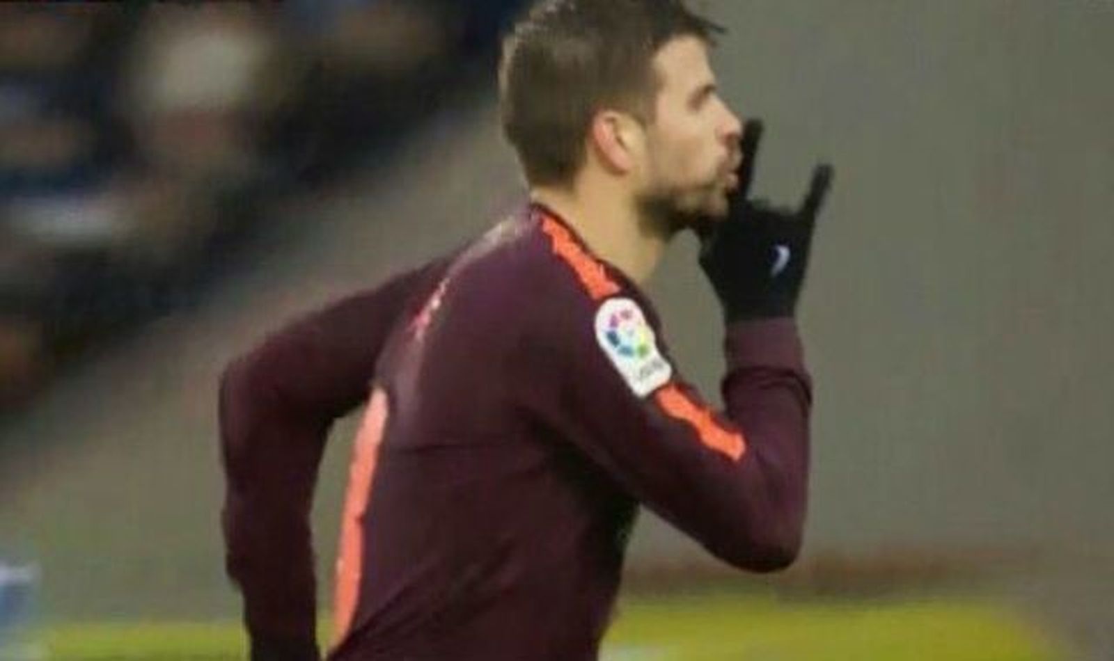 Piqué mandó callar al público de Cornellá con unos cuernos