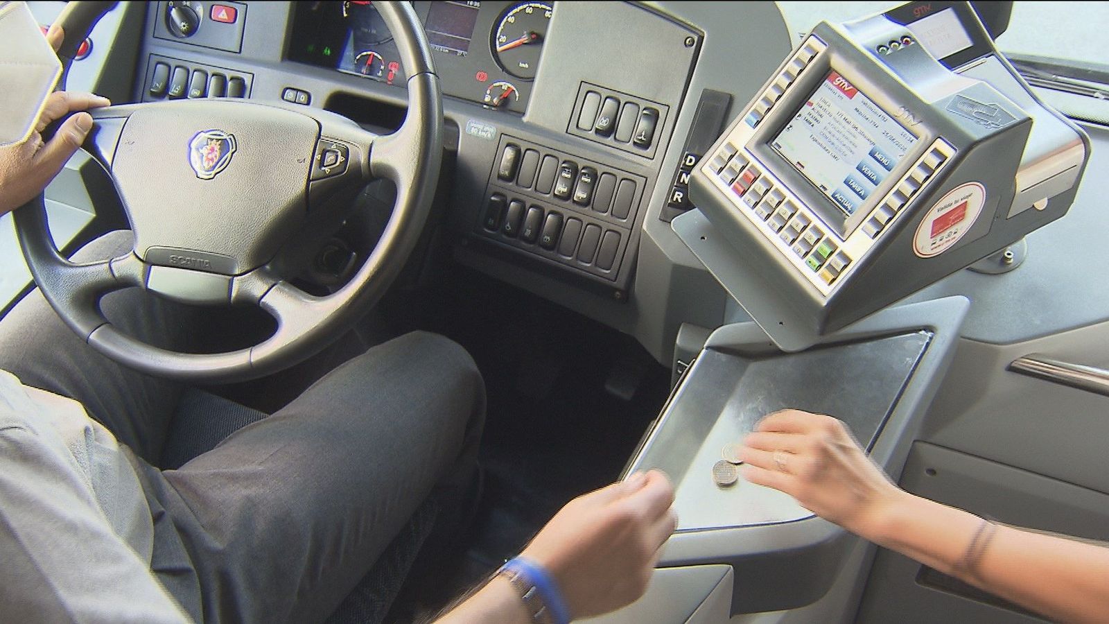 Los viajeros aplauden que se puedan volver a pagar en efectivo los billetes de autobús interurbano