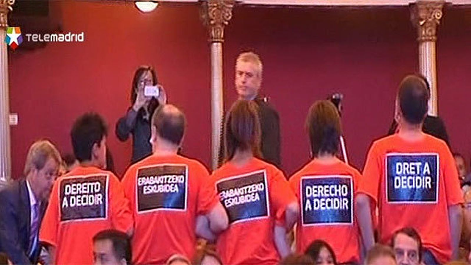 Parlamentarios de EH Bildu protestan en el Teatro Arriaga de Bilbao