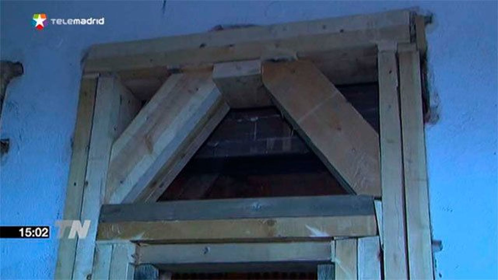 Desalojado un edificio en la calle Cartagena por el desprendimiento parcial de un pilar del bajo