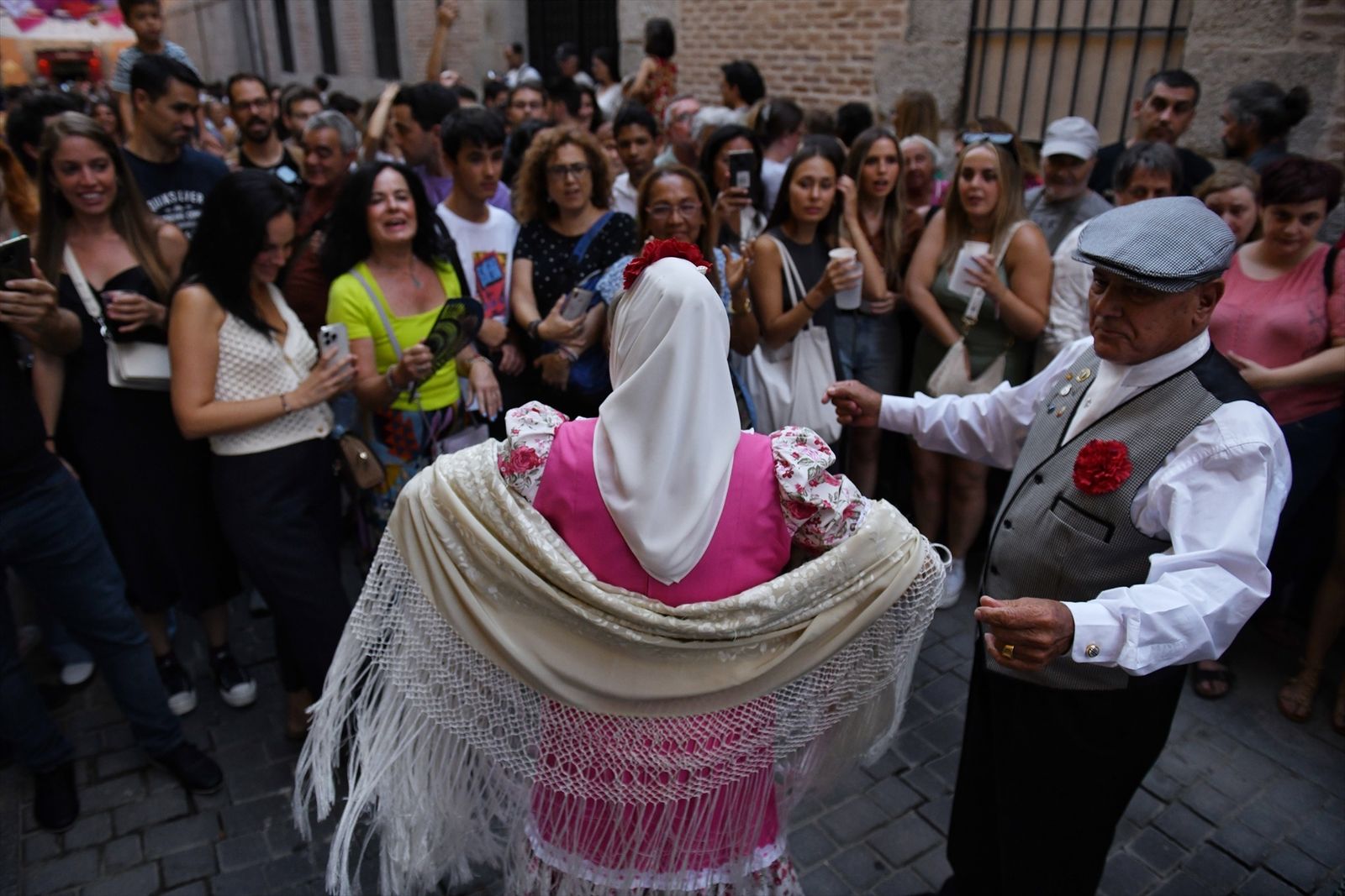 Varias personas bailan durante las Fiestas de San Cayetano