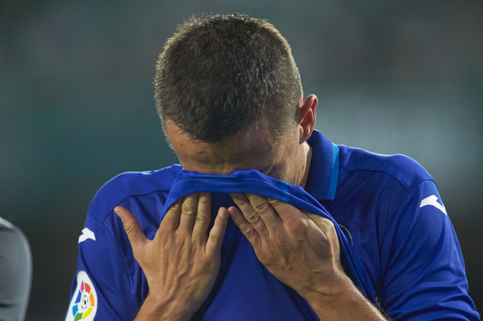 Nemanja Maksimovic, del Getafe,  se lamenta tras una jugada contra el Betis