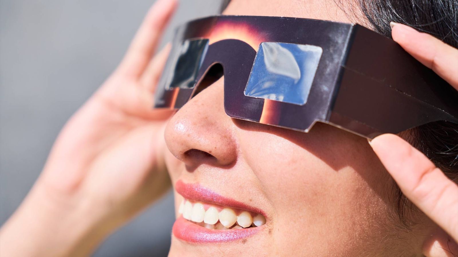 Mujer con gafas solares para eclipse
