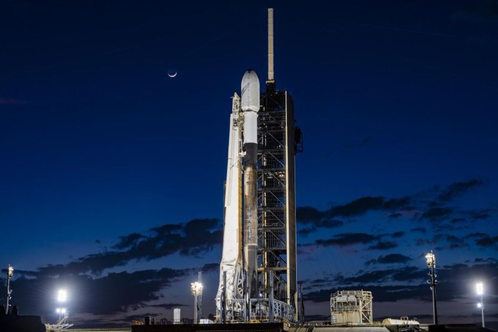 Cohete Falcon 9 de Space X con la sonda IM-1 en su interior, en la rampa de lanzamiento