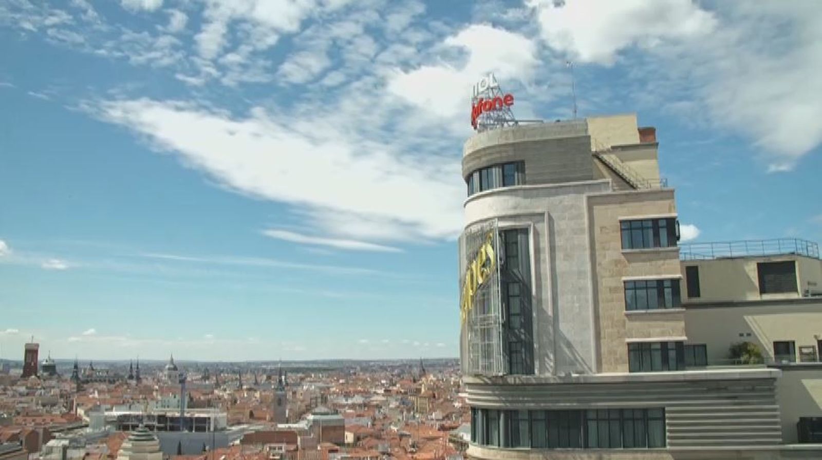 Y esto es lo que Mario y María ven desde la ventana de su segunda vivienda en Gran Vía...