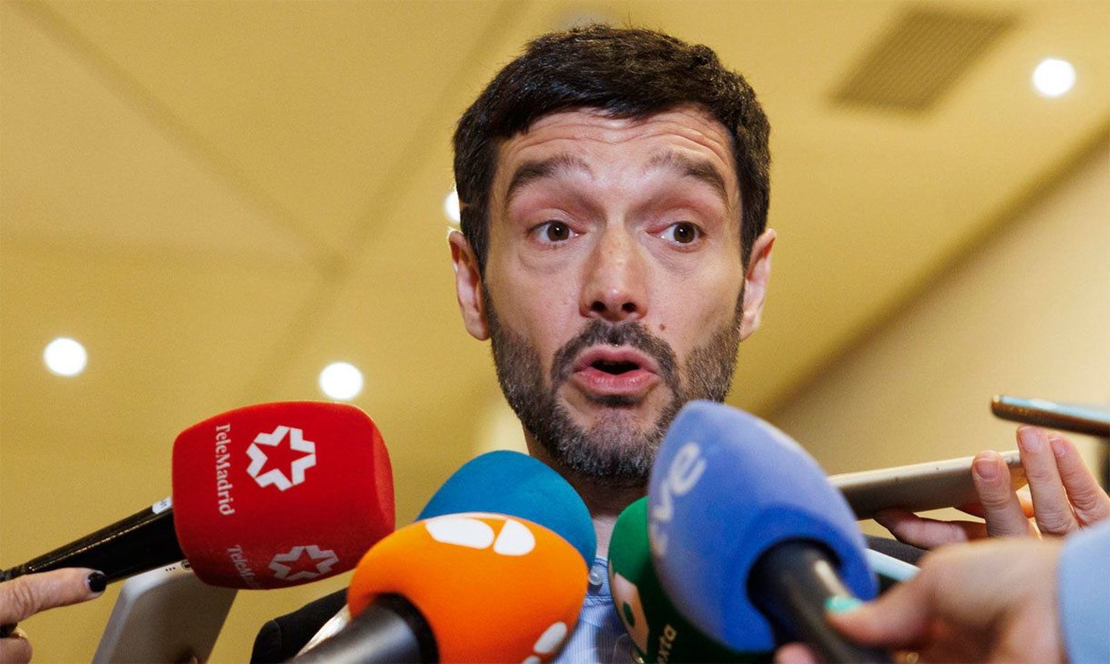 El PP critica a Bustinduy por "irresponsable" y el ministro sostiene que "dañan la democracia"