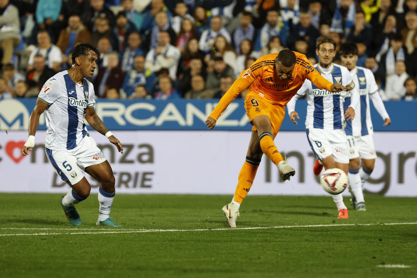 El delantero del Real Madrid, Kylian Mbappé, remata ante los jugadores del Leganés