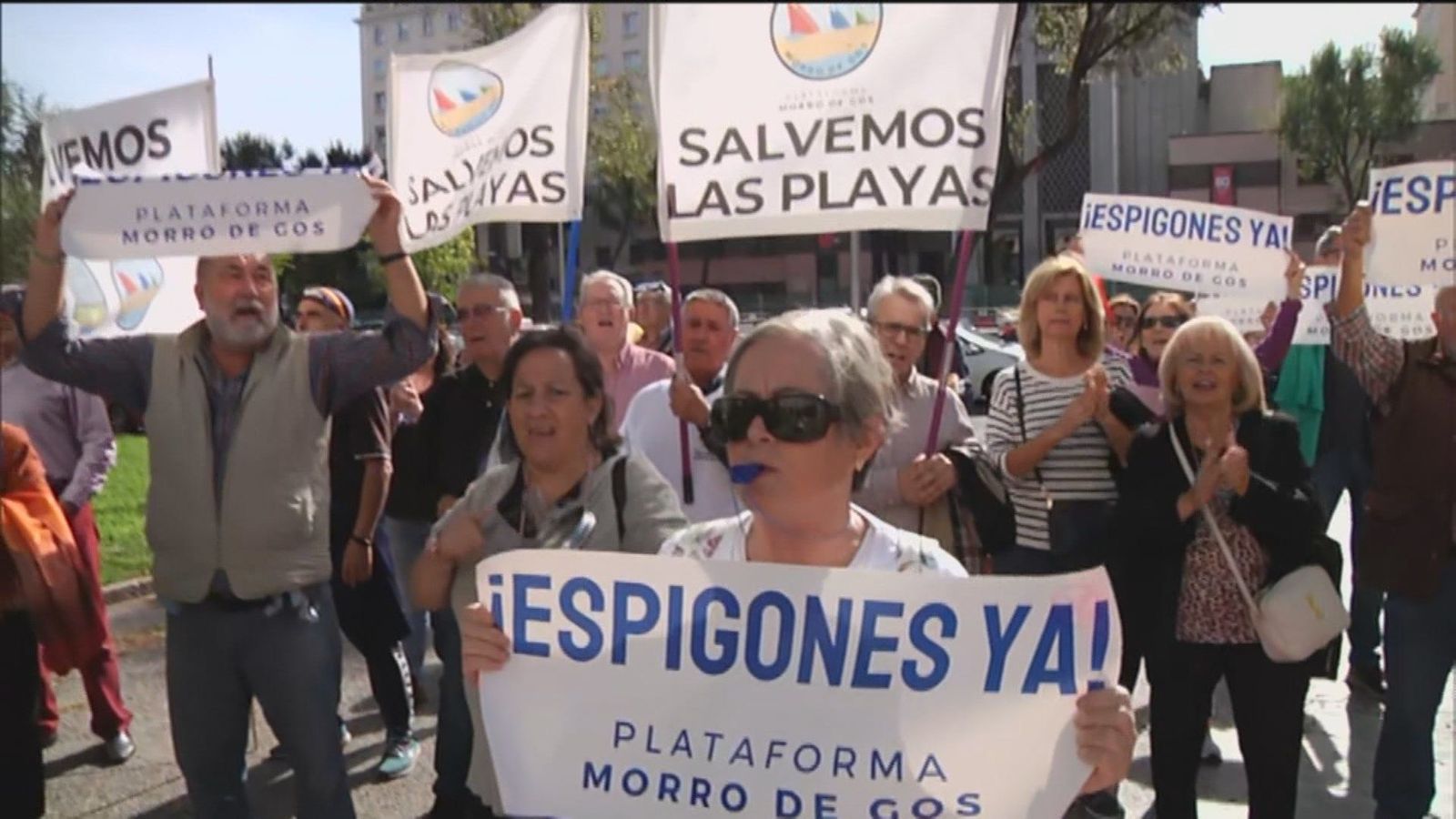 Protesta para denunciar el estado de las playas de Castellón frente al Ministerio de Transición Ecológica
