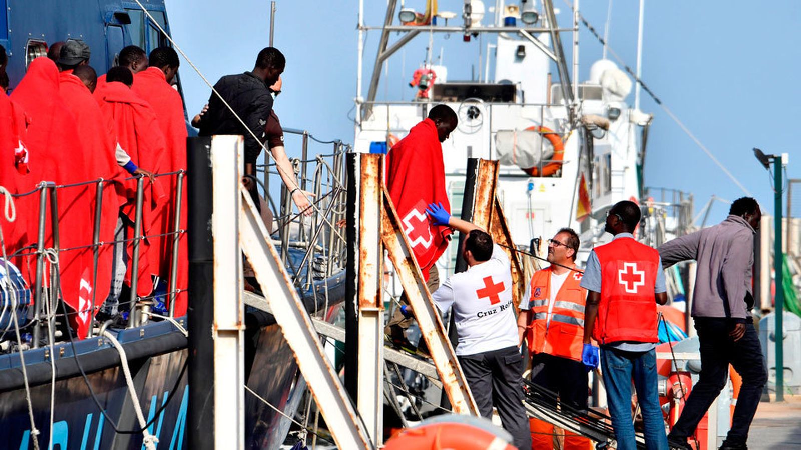 Llegada de una de las embarcaciones rescatadas por Salvamento Marítimo