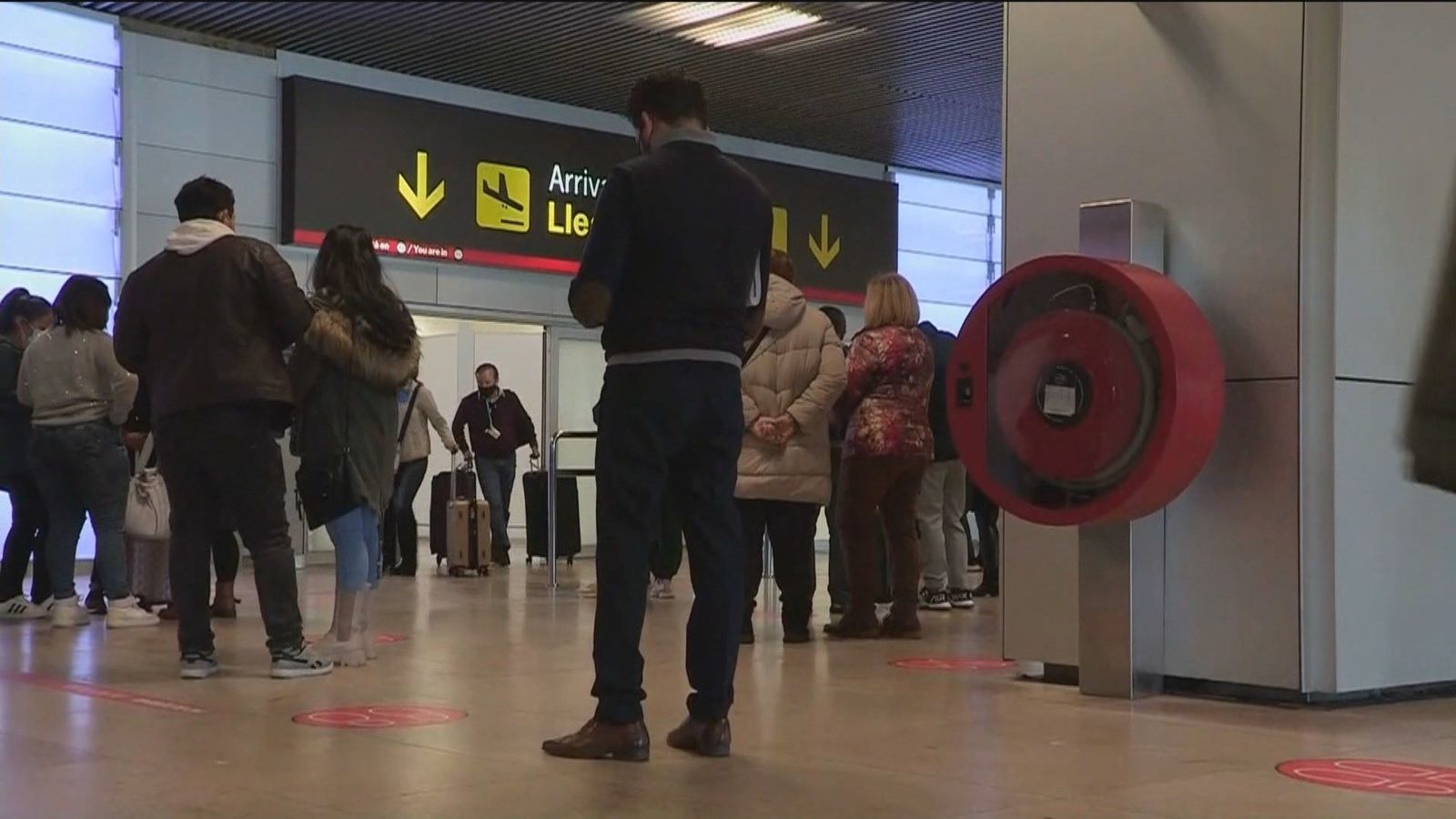 La variante Ómicrón y el pasaporte Covid causan una oleada de cancelaciones de viajes