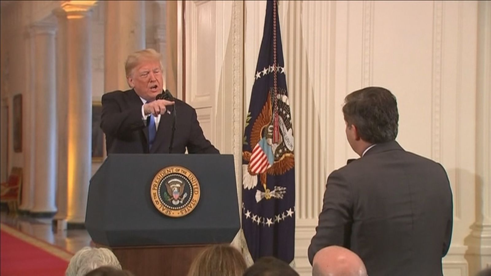 La Casa Blanca accede a devolver "temporalmente" las credenciales al periodista de la CNN