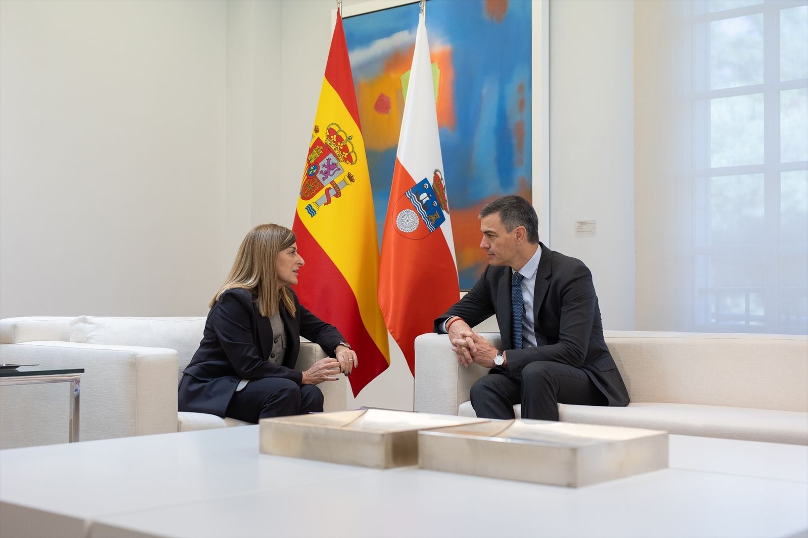 El presidente del Gobierno recibe a la presidenta de Cantabria, María José Sáenz de Buruaga, en el Complejo de La Moncloa