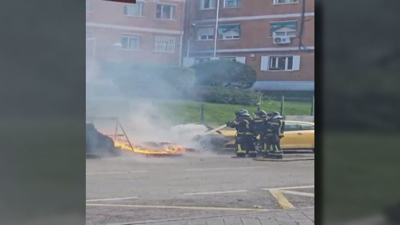 Un coche, gravemente afectado por el incendio de dos contenedores en Aluche