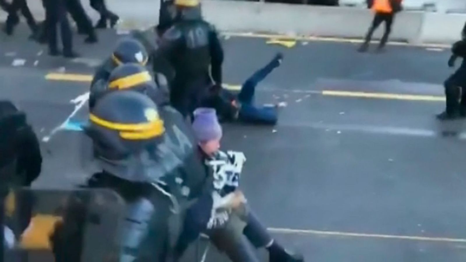 La Policía francesa desaloja a independentistas catalanes que bloquean la A-7 en La Junquera