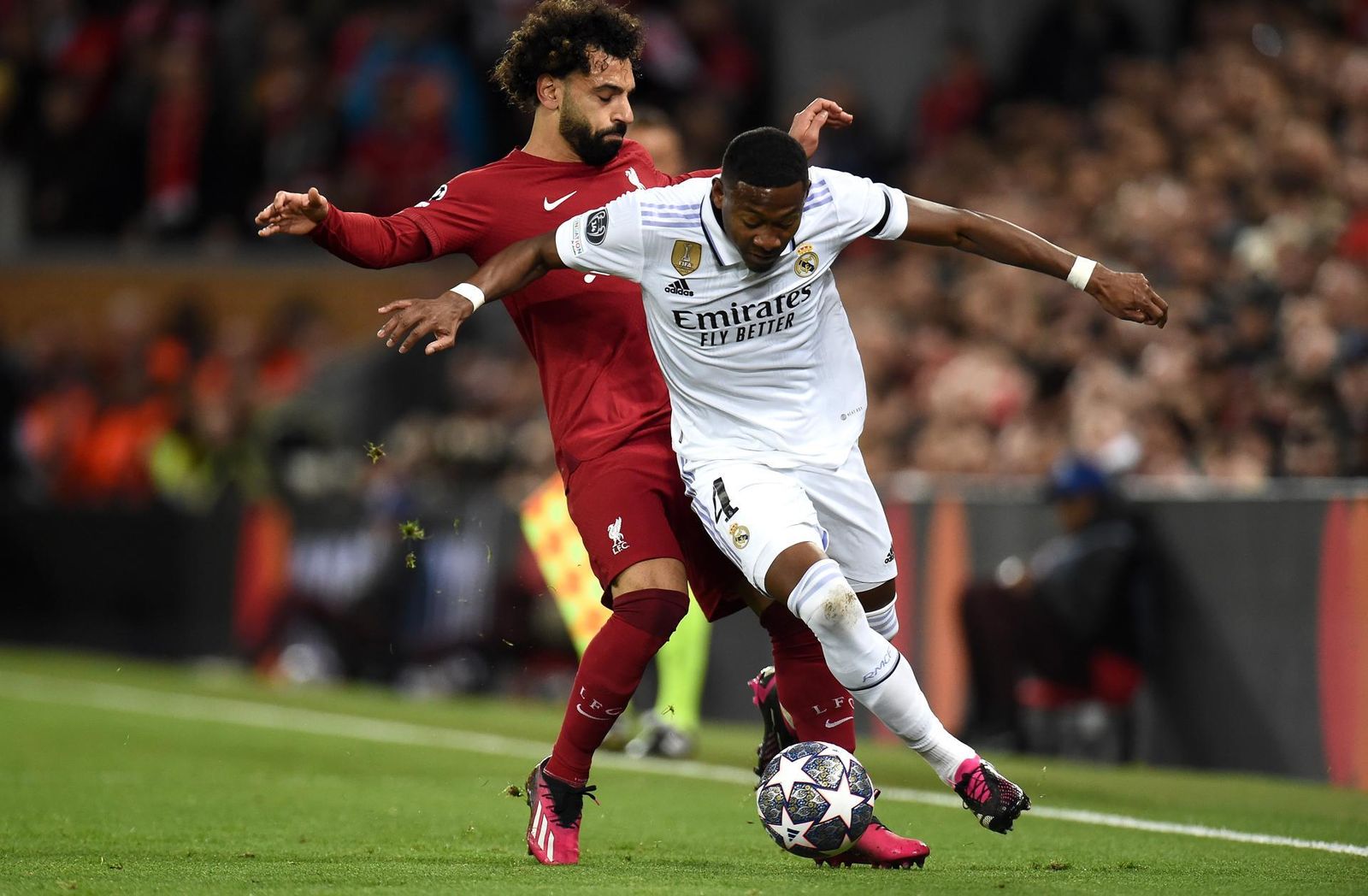 Salah y Alaba disputan un balón en el Liverpool - Real Madrid de Champions