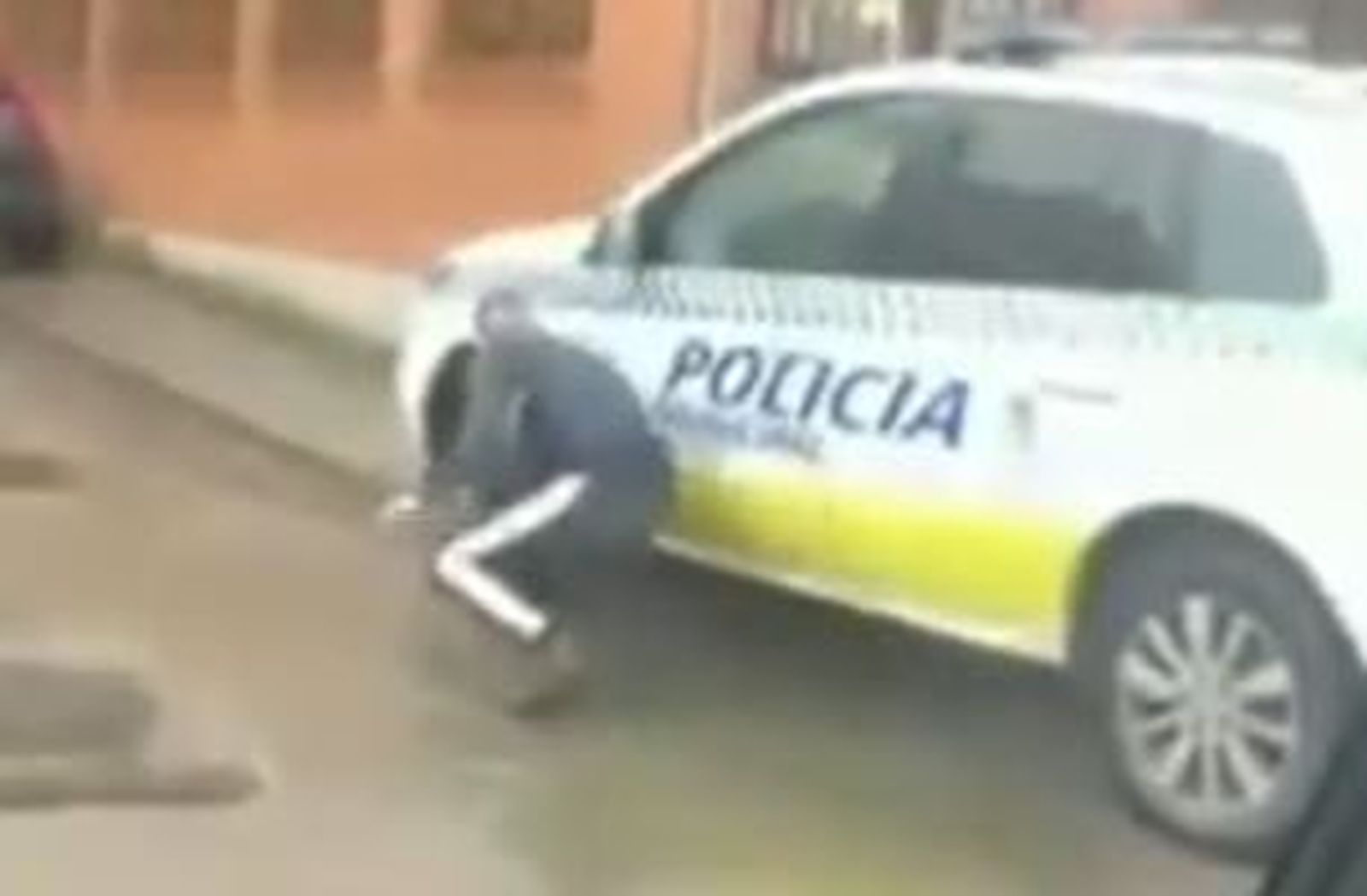 Detenido por rajar las ruedas de un coche de Policía y difundirlo por Internet