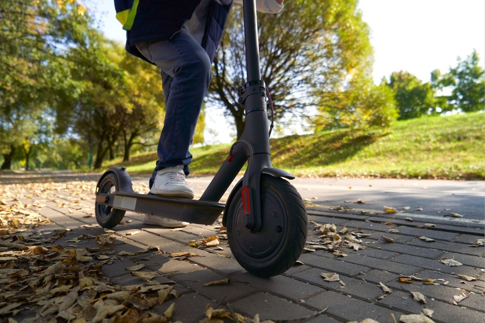 Una persona circula en patinete