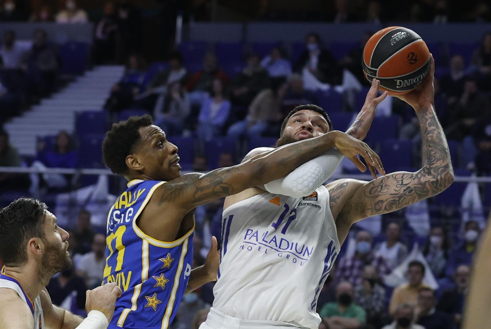 Poirier ante el Maccabi