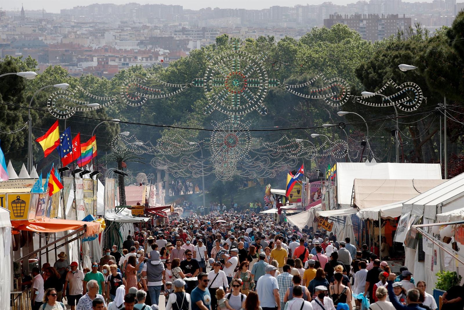 Una multitud de madrileños y turistas recorren las casetas en la Pradera de San Isidro durante las celebraciones por la festividad del patrón de Madrid, este domingo, en la capital española