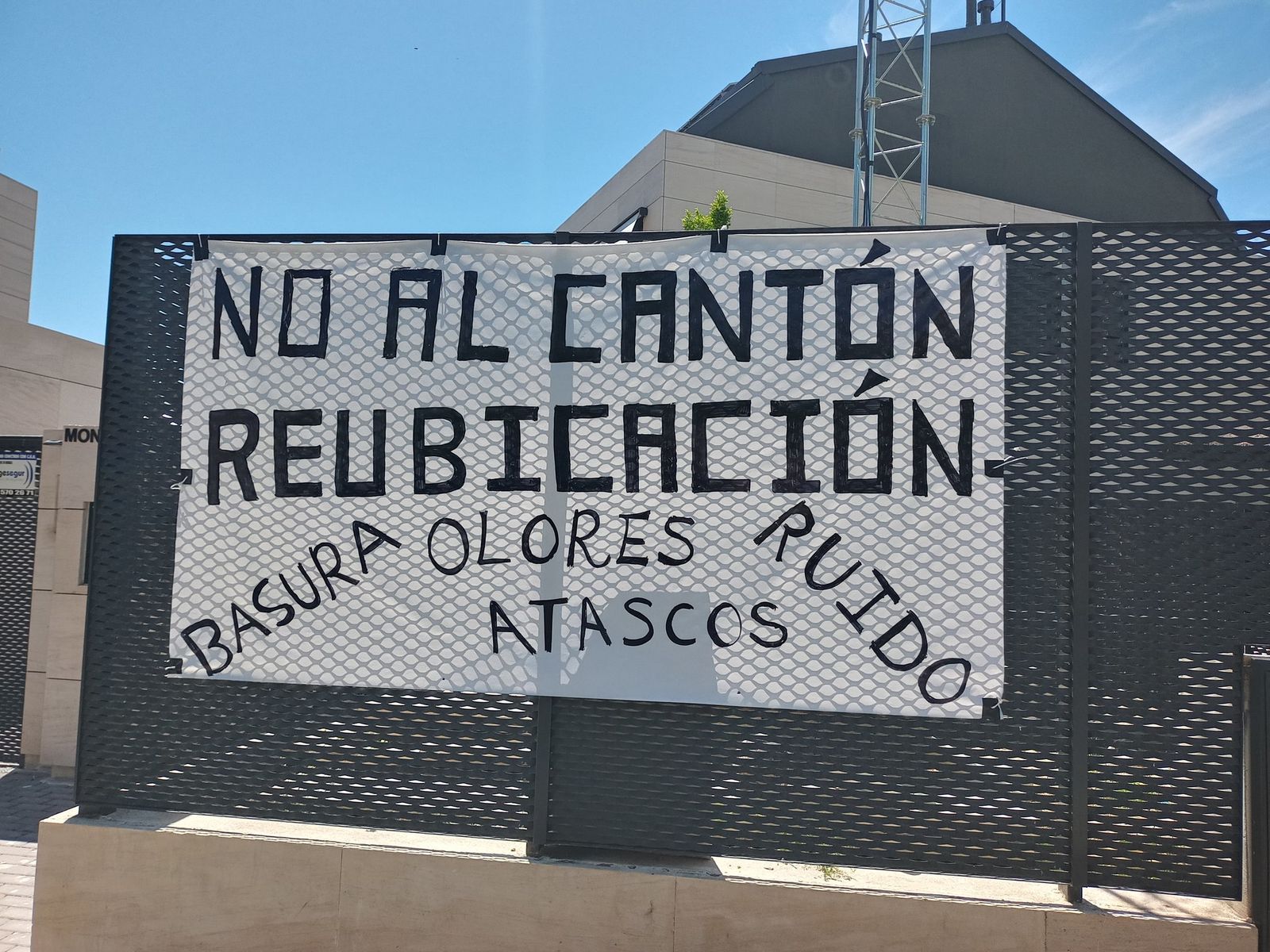 Cartel reclamando el cambio de ubicación del cantón de limpieza de Montecarmelo