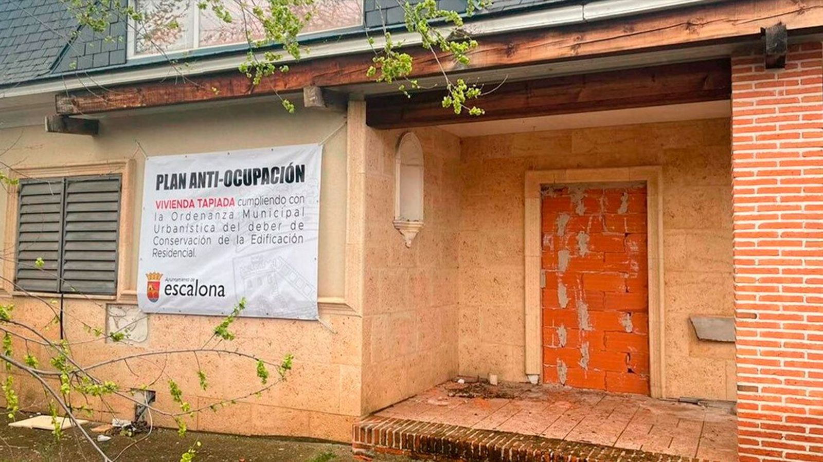 En Escalona (Toledo) luchan contra la okupación tapiando puertas y ventanas de las viviendas vacías