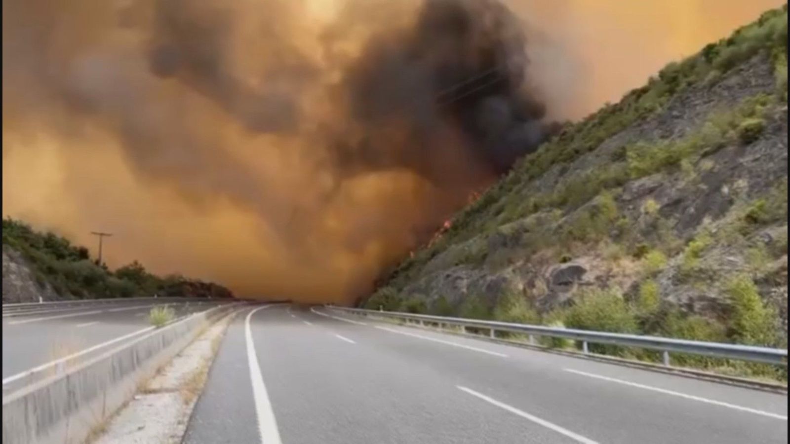 Los incendios siguen complicando el inicio de la Operación Salida, con 12 carreteras cortadas