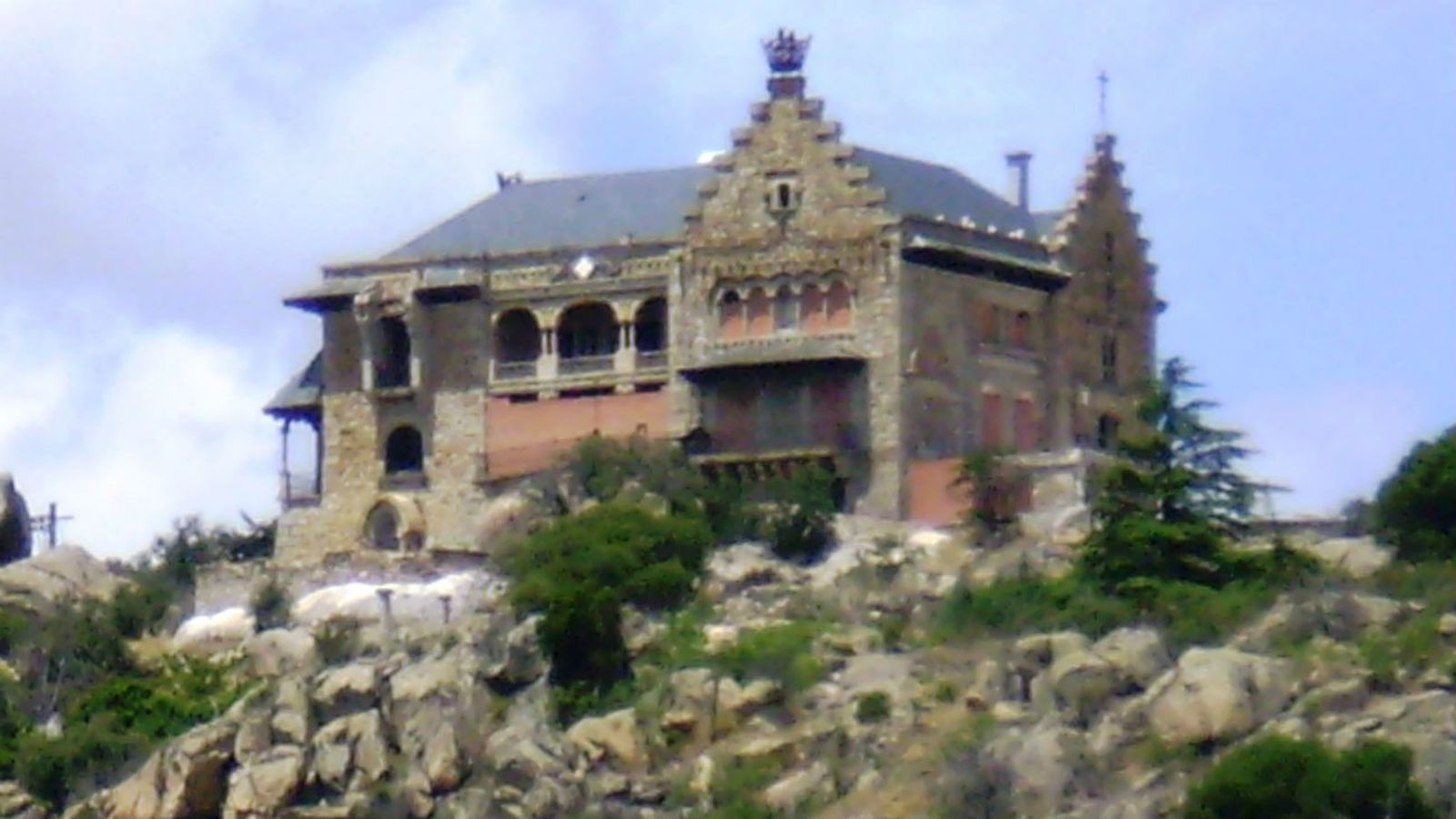 Sanción de la Comunidad por el estado del palacio del Canto del Pico