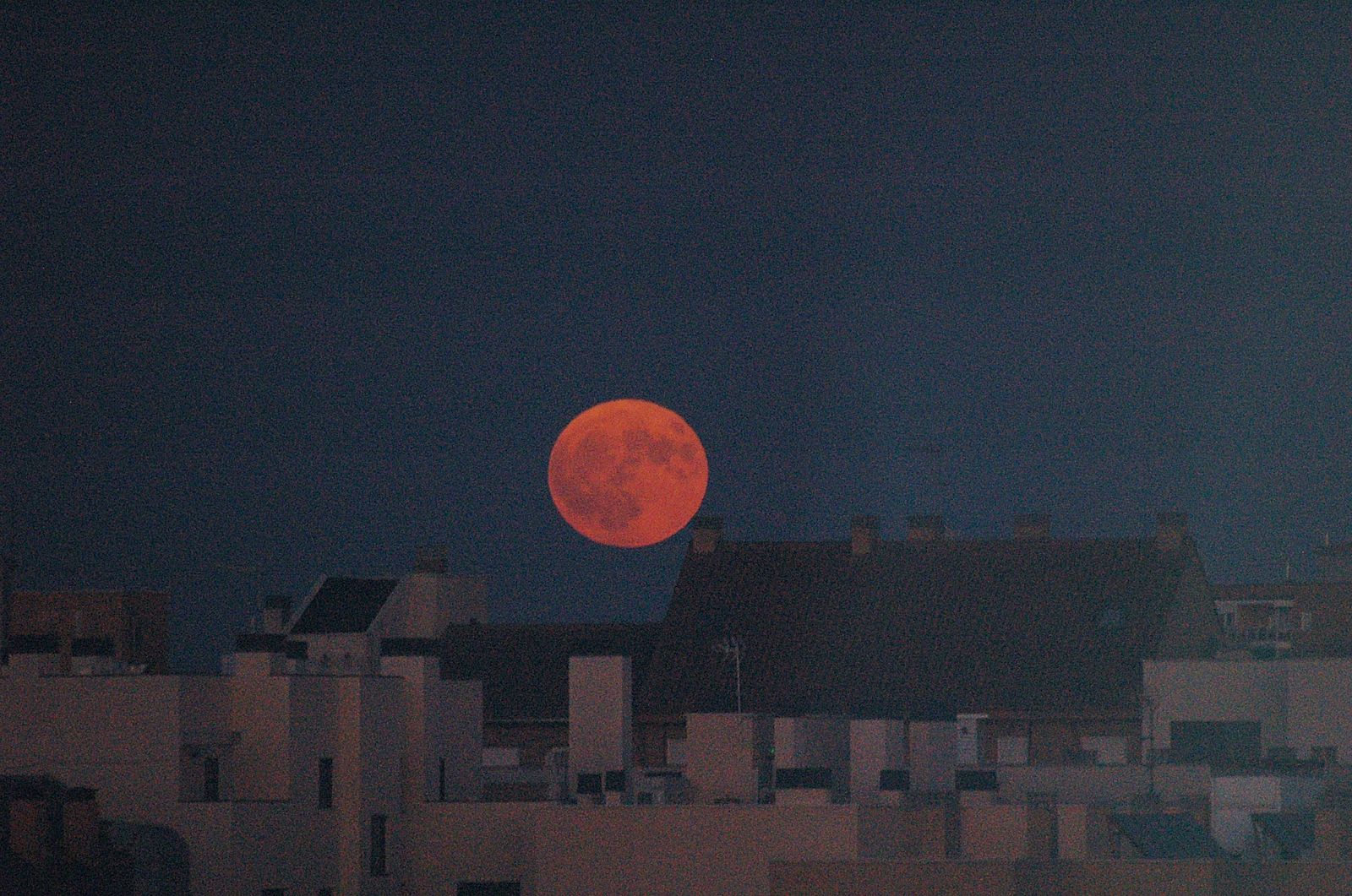 Salida de la Luna sobre Madrid el 19 de agosto de 2024