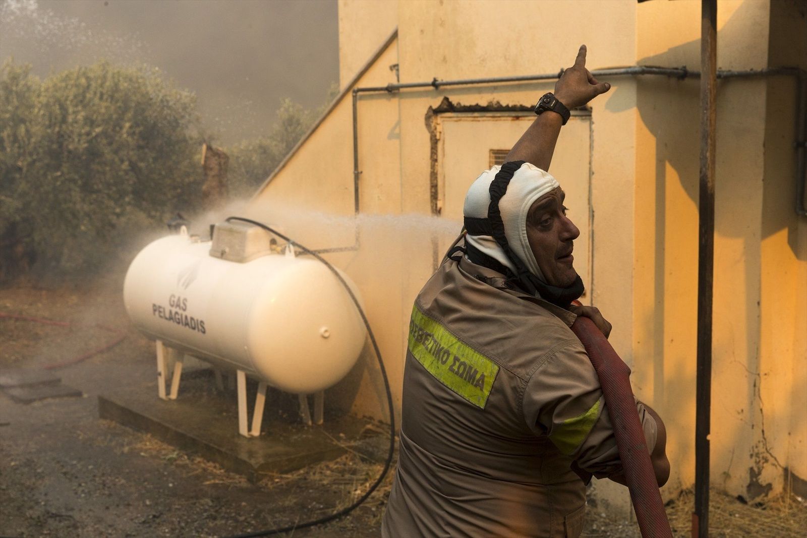 Logran contener los principales incendios en Grecia, pero siguen activos en Italia