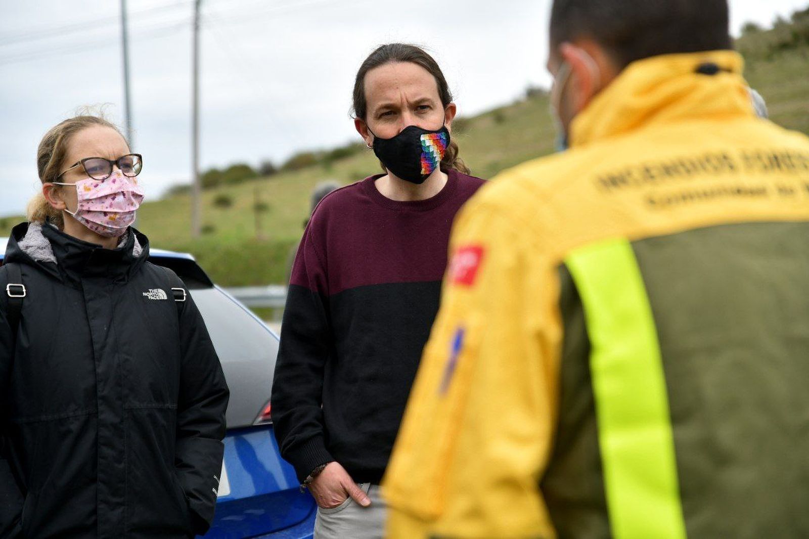 El candidato de Podemos, Pablo Iglesias, durante su encuentro con bomberos forestales