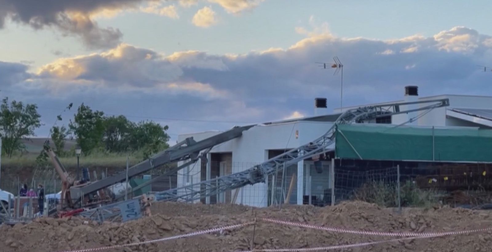 Una grúa de obra de 12 metros cae sobre la cubierta de un chalet en Daganzo sin provocar heridos
