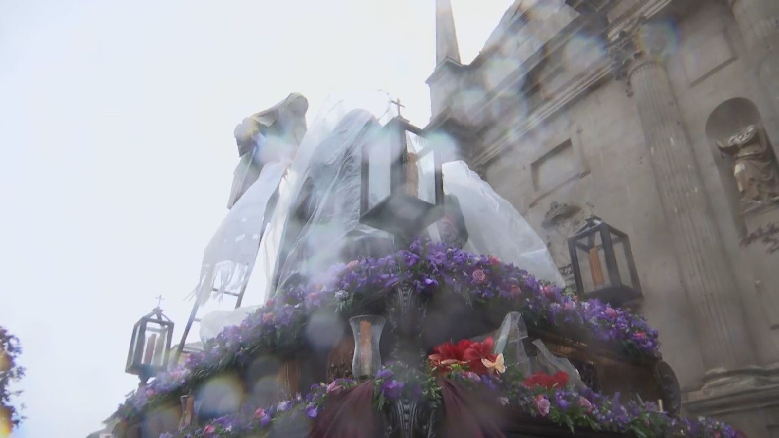 La lluvia trunca las procesiones de Viernes Santo en Madrid y Alcalá de Henares