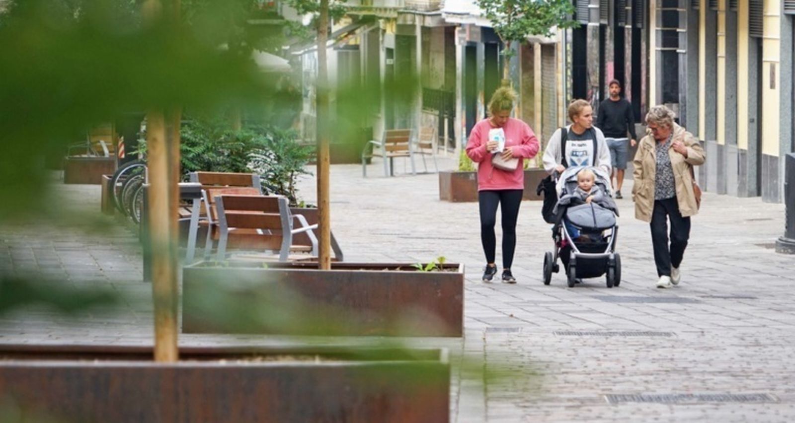 Varias personas caminan por la calle