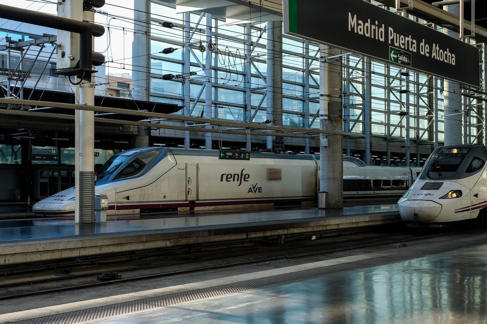 Dos trenes AVE en la estación de Atocha