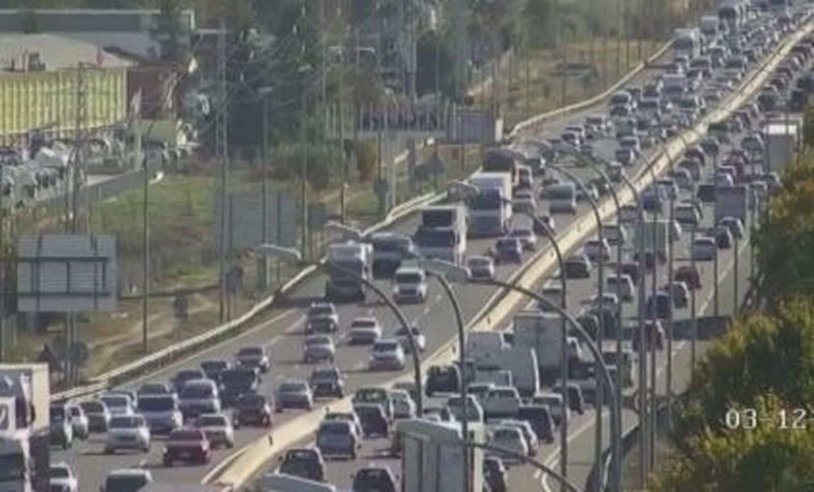 Primeras retenciones en las salidas de Madrid en el inicio del puente de la Constitución