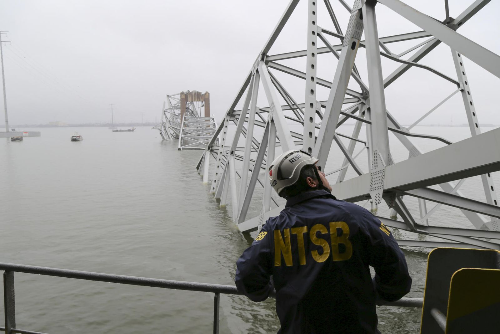otografía cedida por la Junta Nacional de Seguridad en el Transporte (NTSB, en inglés) de un investigador este miércoles en la embarcación Dali, que chocó con el puente Francis Scott Key de Baltimore