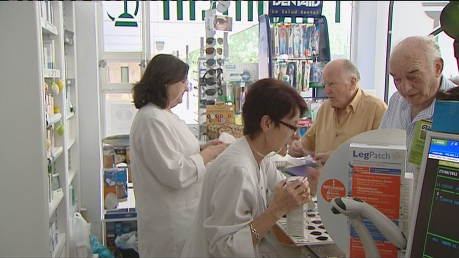 Despachan medicamentos en una farmacia