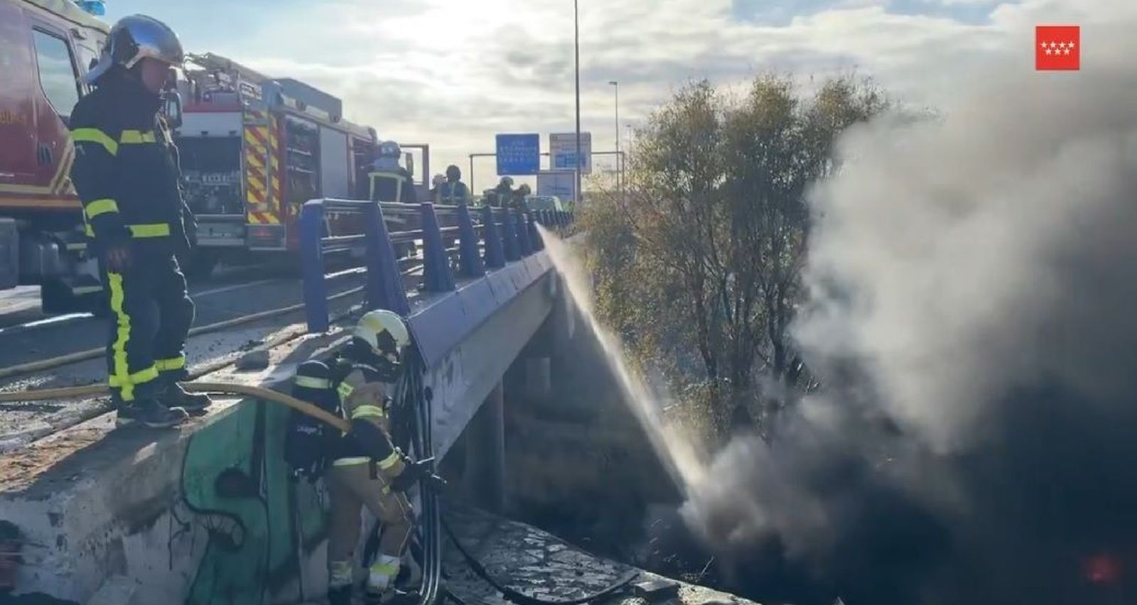 Dos heridos graves en el incendio de dos camiones en la M-50, que provoca hasta 7 kilómetros de atascos