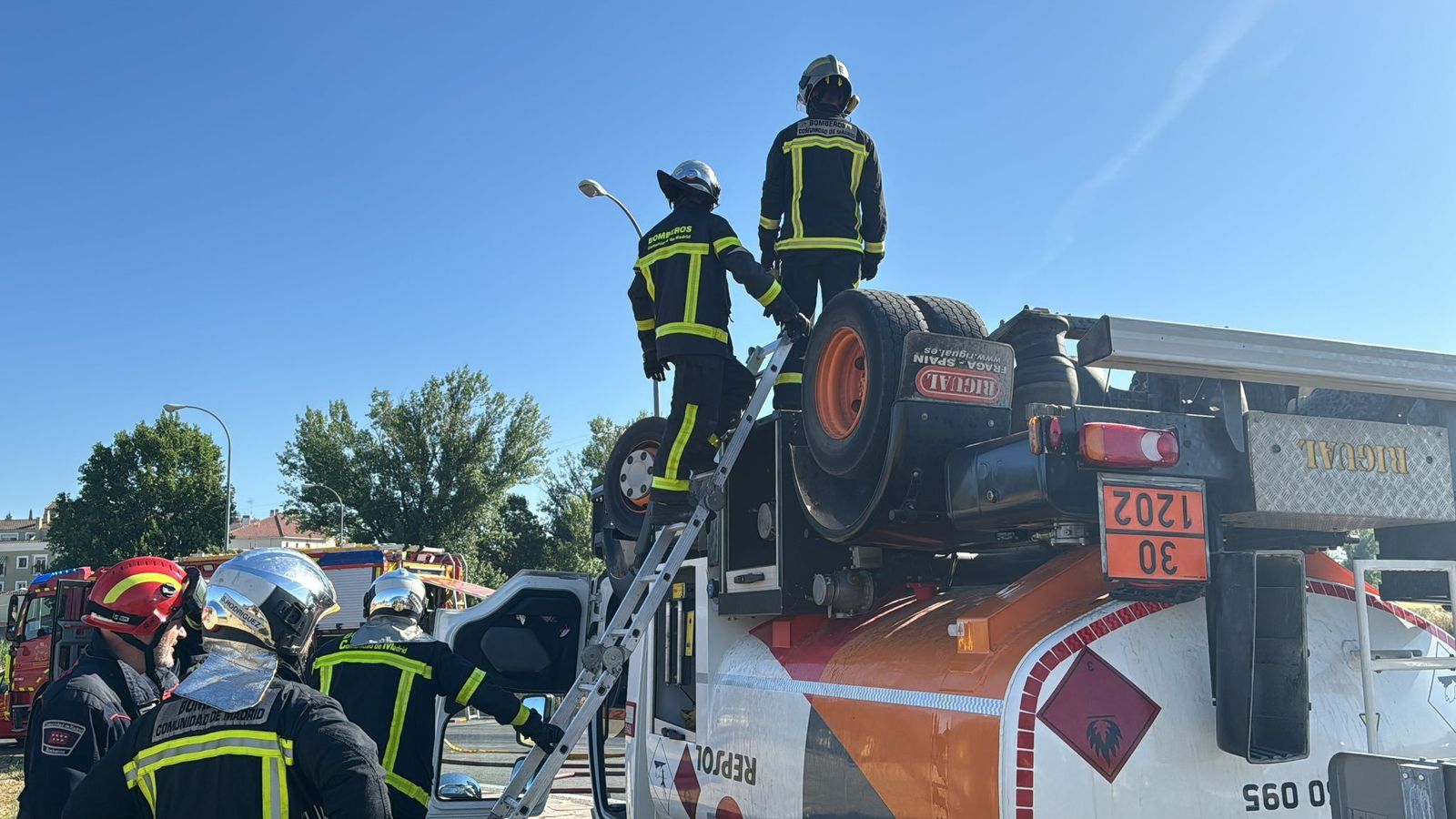 Vuelva un camión cisterna con combustible en Titulcia