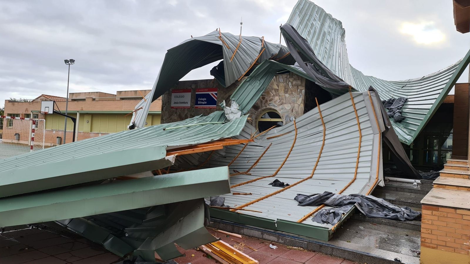 El temporal de viento deja múltiples destrozos en edificios de Madrid