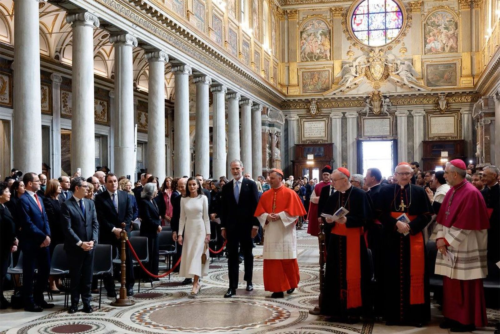 El Rey toma posesión como protocanónigo de la Basílica de Santa María la Mayor y llama a ser "faro de concordia"