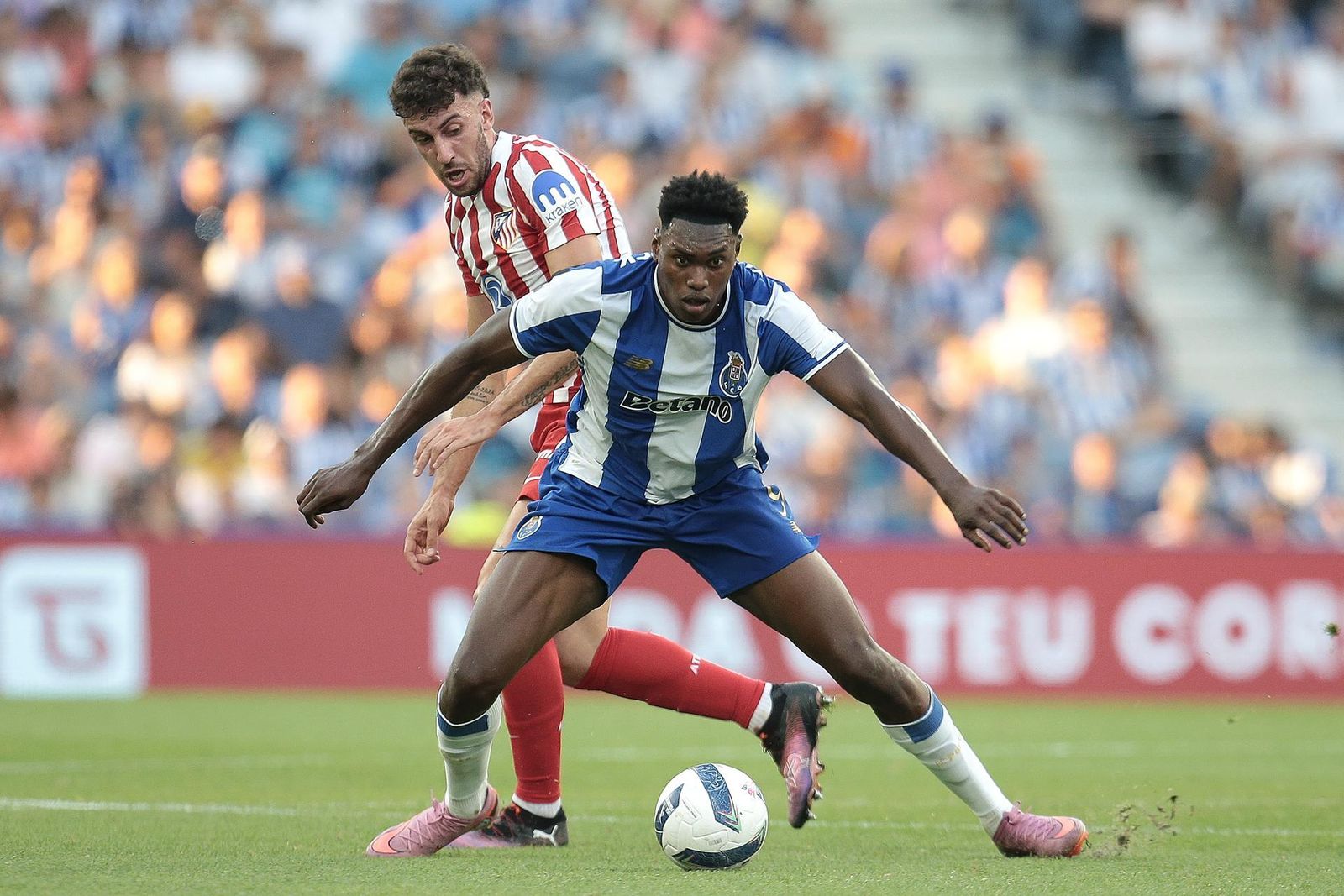 Matteo Ruggeri ante el Oporto