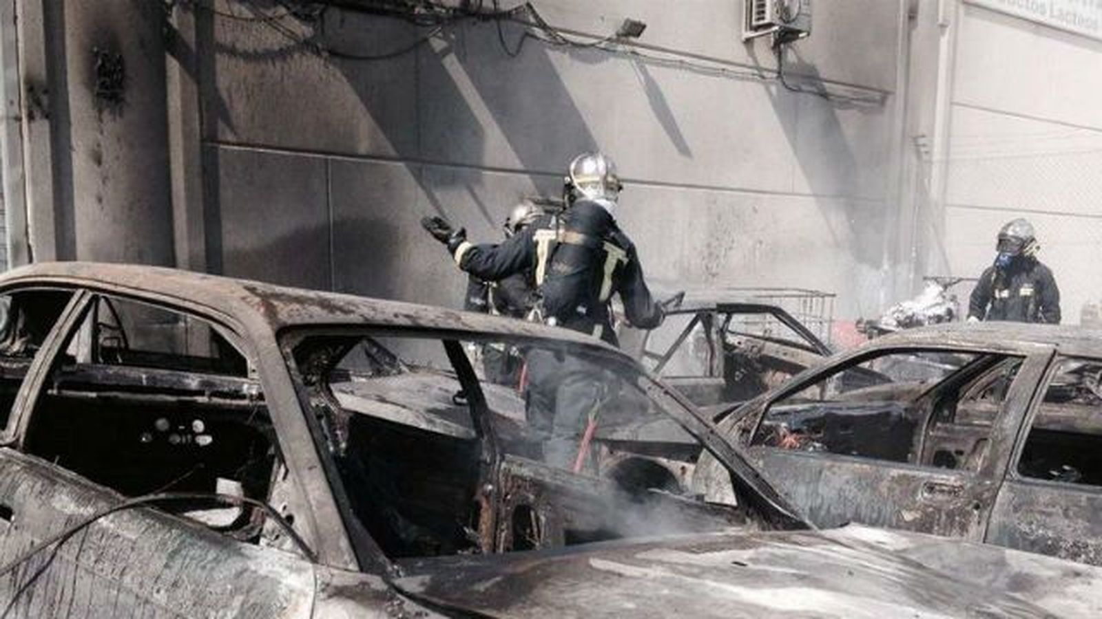 Un incendio de pastos afecta al exterior de dos naves industriales de Villanueva