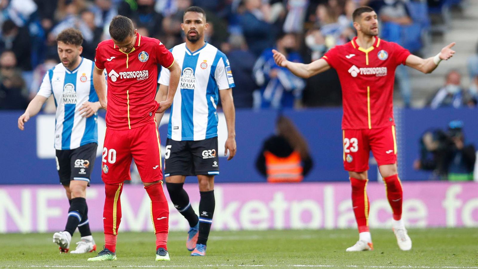 El defensa del Getafe Nemanja Maksimovic, tras el segundo gol del Espanyol durante el partido correspondiente a la jornada 27 de LaLiga, este sábado en el estadio RCDE Stadium en Cornellá de Llobregat-